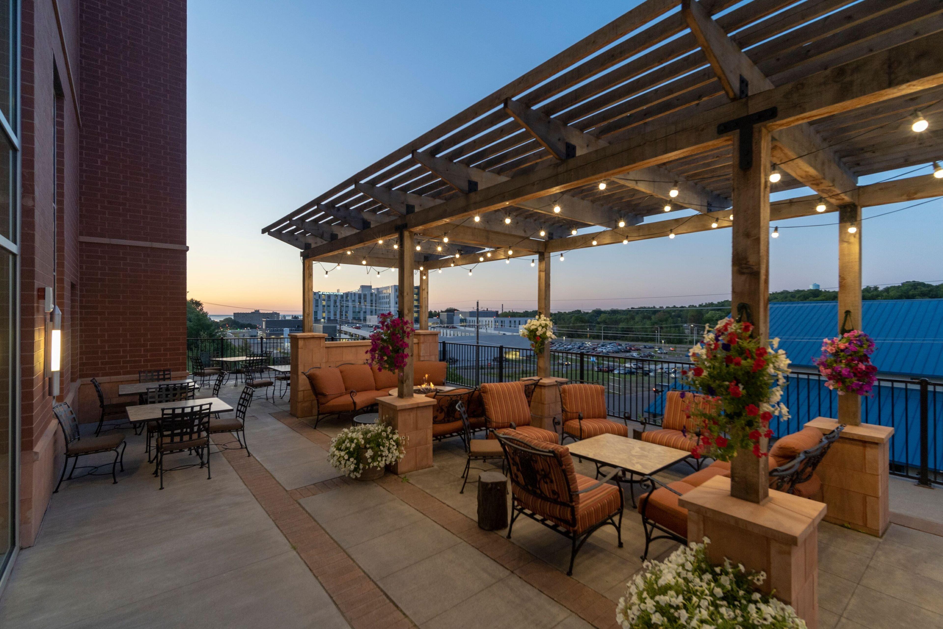 Staybridge Suites Marquette By Ihg Экстерьер фото